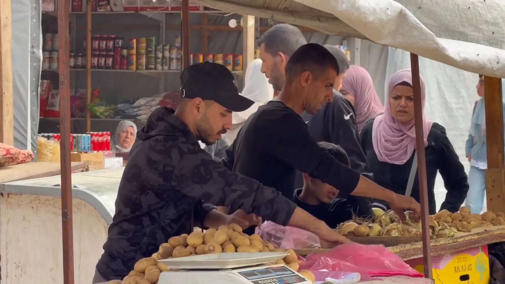 Hungerkrise in Khan Younis: Lebensmittelpreise steigen und Mangel an Lebensmitteln verschärft