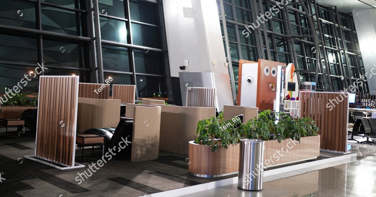 La police de l'aéroport Soekarno-Hatta distribue des fleurs