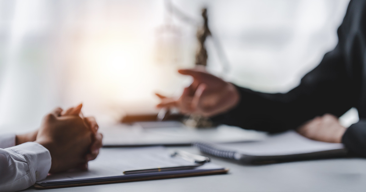 محامي مختص في إخفاء القضايا يثير جدلاً