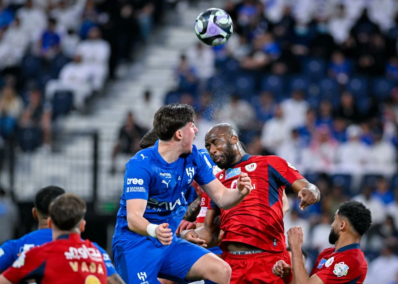 الهلال يحقق فوزاً على ضمك في دوري روشن السعودي