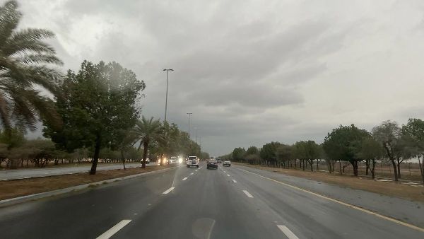 تحذيرات الأمطار في أبوظبي: القيادة بحذر