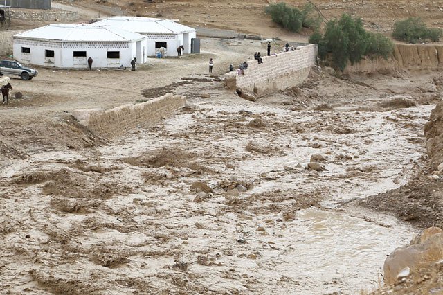 الكرك تتعامل مع تداعيات المنخفض الجوي بفعالية