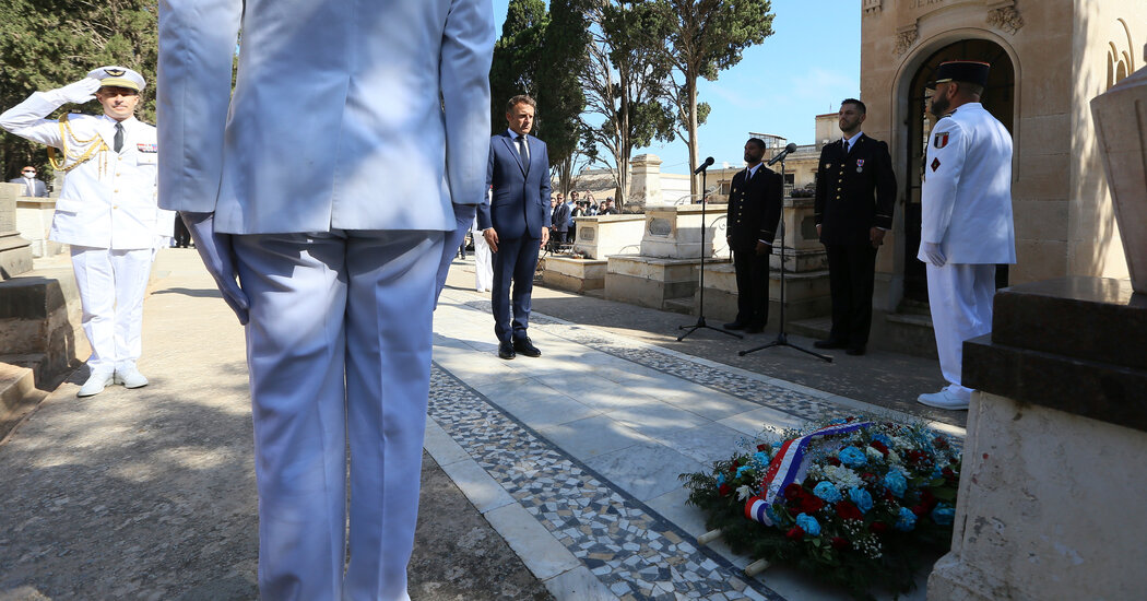 ماكرون ينتقد الدعوات المتشددة تجاه الجزائر