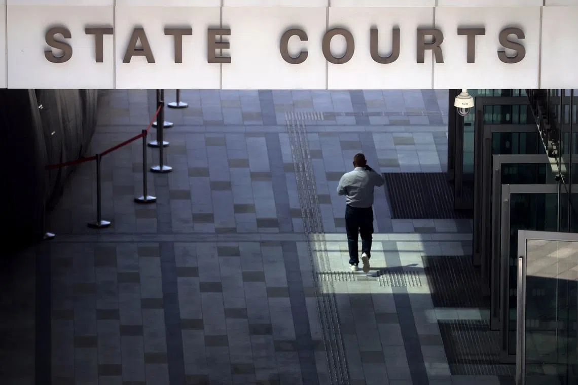 شخص يدمر سيارة شرطة بعد الحكم عليه بالسجن