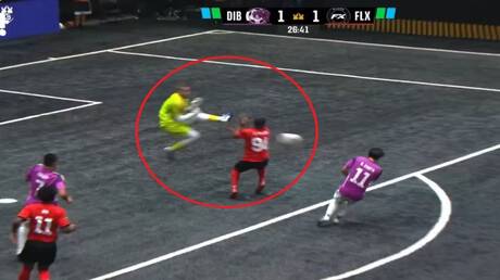 حارس مرمى يثير الجدل بركلة عنيفة في دوري الملوك البرازيلي