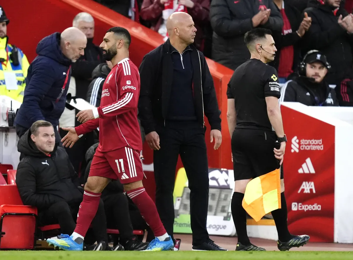 مدرب منتخب مصر يطمئن على محمد صلاح بعد الإصابة