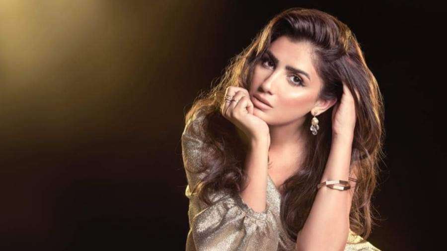 مى عمر ومحمد سامى يتألقان في التشيك بإطلالة صيفية