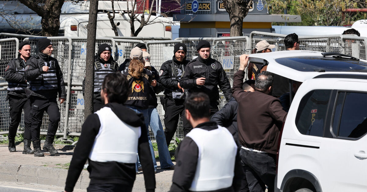 تركيا تعتقل مشتبه بهم في هجوم قرب القنصلية الإسرائيلية