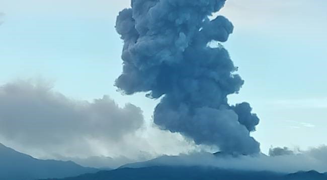 ثوران بركان غونغ دوكونو في إندونيسيا