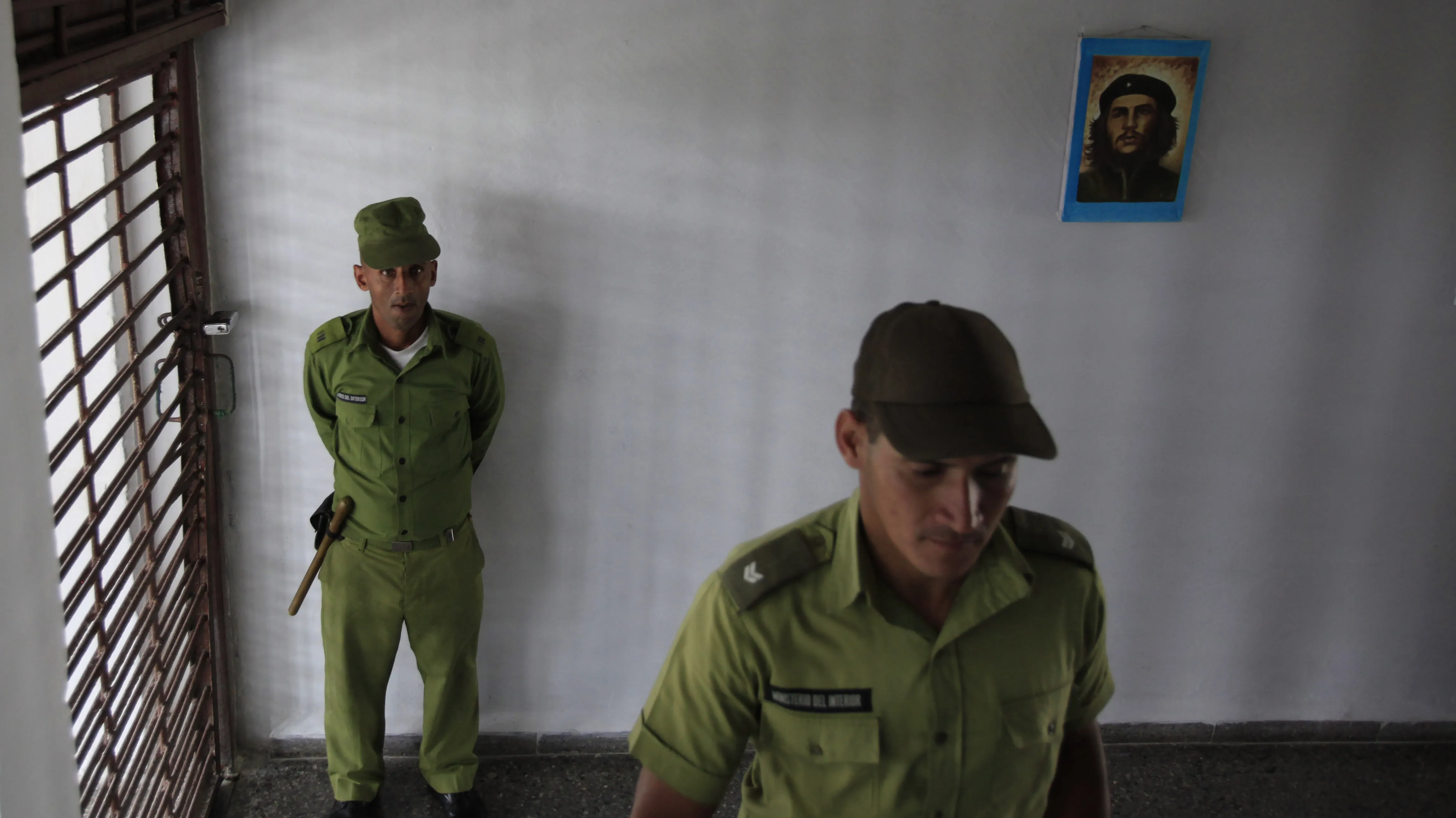 Kuba beginnt mit der Freilassung von Gefangenen unter Druck