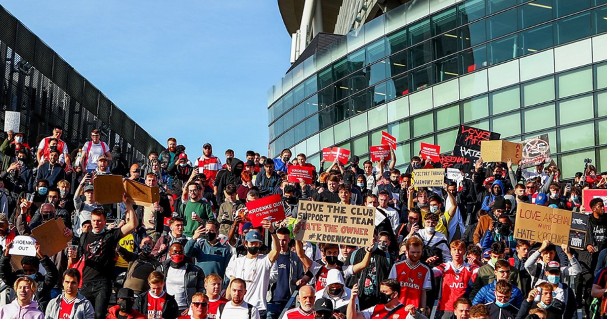 احتجاجات جماهير ليفربول ضد إدارة النادي خلال مباراة كريستال بالاس