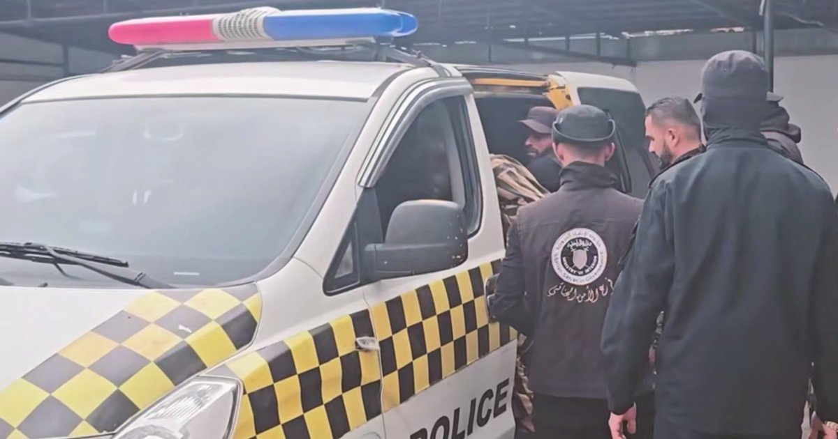 Révèle un meurtre dans "Paradise" et la fausse société