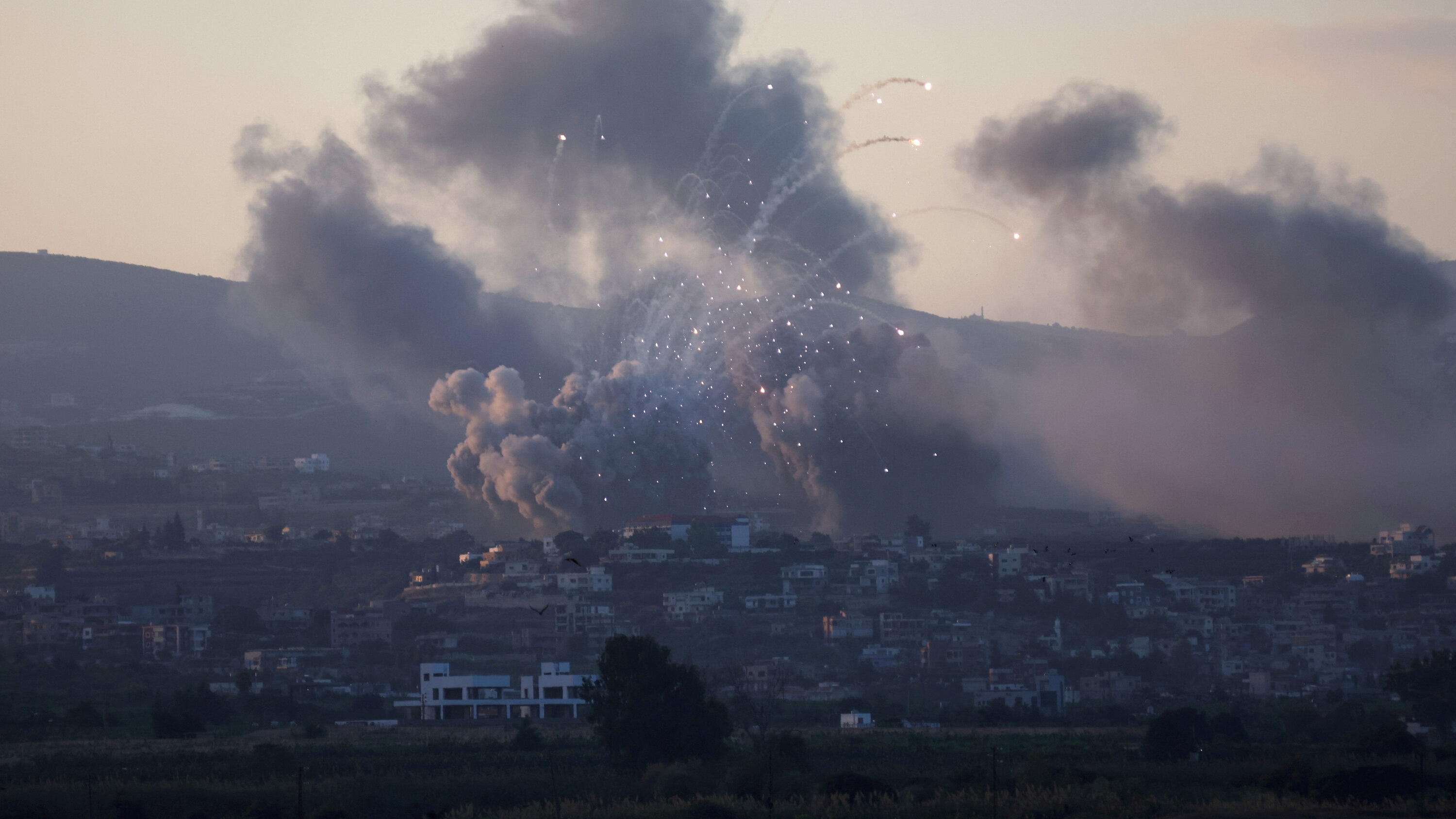 تبادل الهجمات بين إسرائيل وحزب الله رغم وقف إطلاق النار