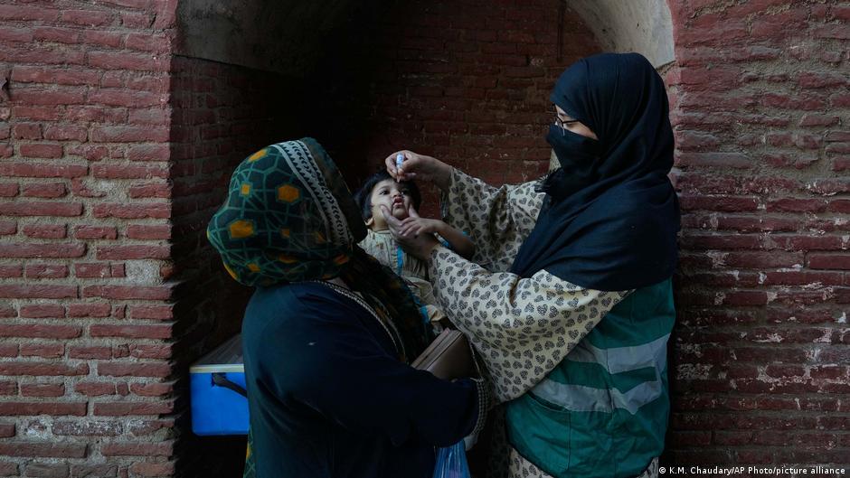 مقتل شرطيين أثناء حملة تطعيم ضد شلل الأطفال في باكستان