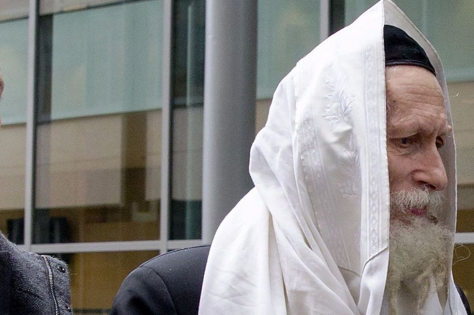 راهب مدان يتجاوز قيود الحرب في حائط البراق