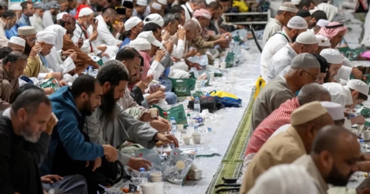 Distribution d'eau de Zamzam à la mosquée du Prophète