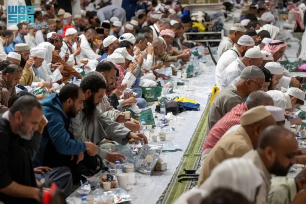 Distribution d'eau de Zamzam à la mosquée du Prophète