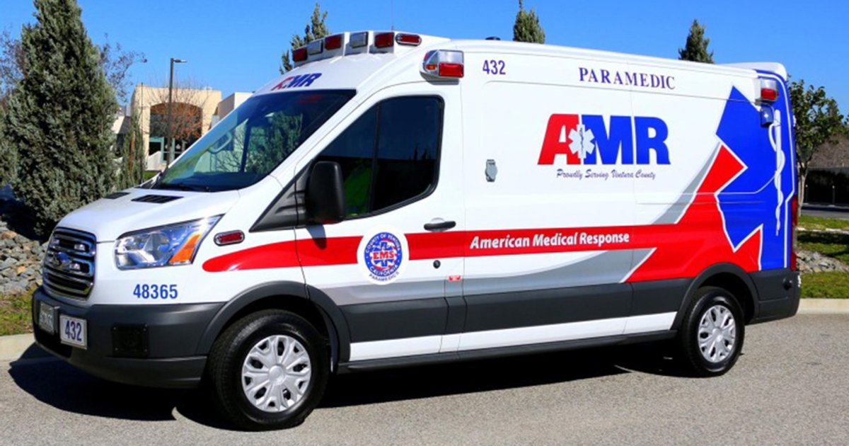 نقيب الإعلاميين يطمئن على عمرو الليثي بعد التسمم