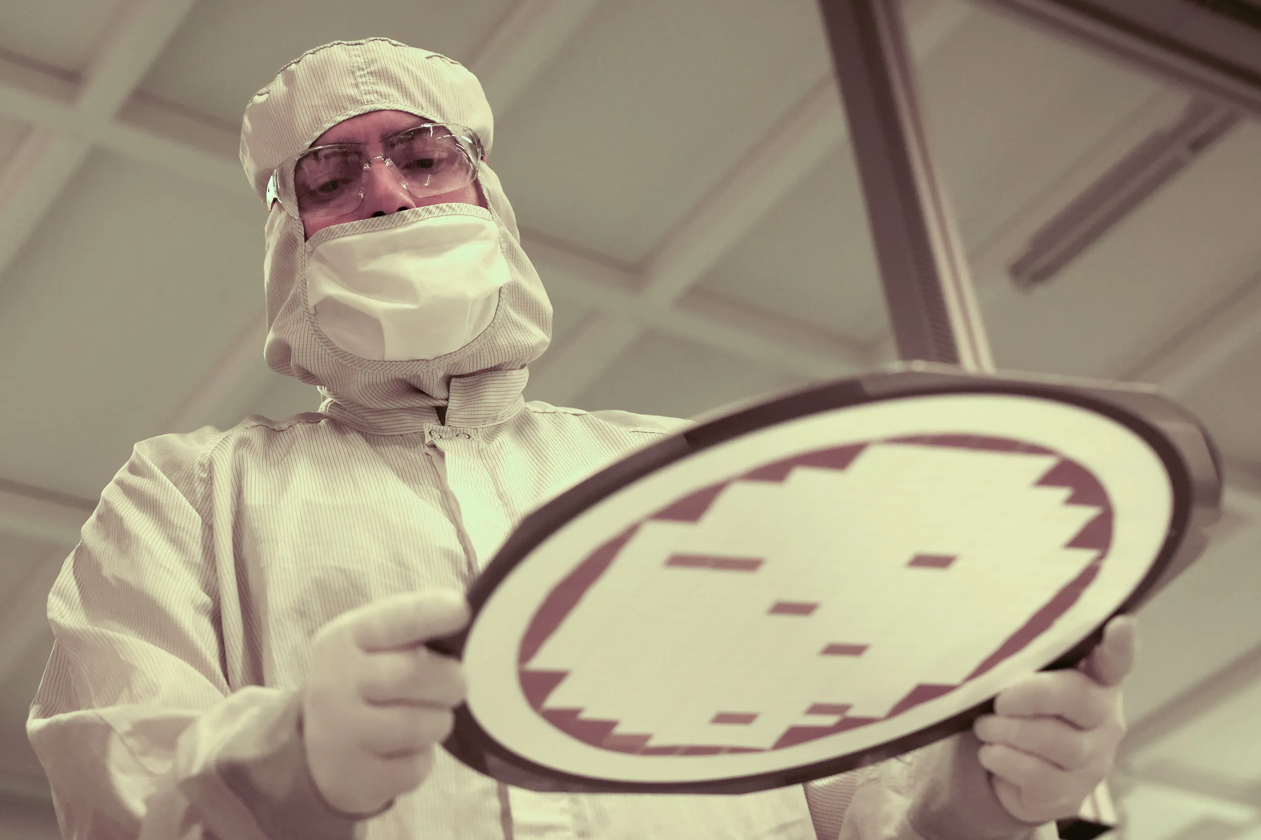 إنتل تستثمر مليارات في تطوير تقنيات التعبئة المتقدمة للرقائق