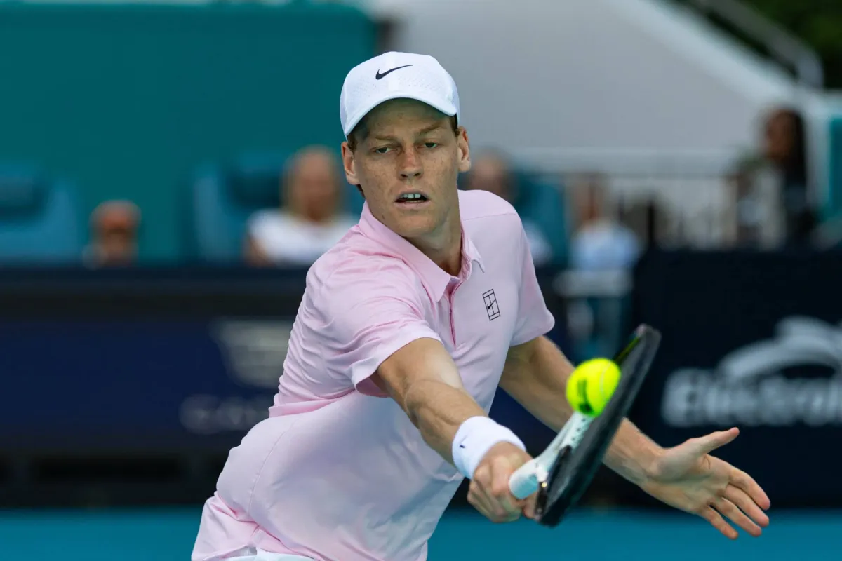 Sinner brille au tournoi de Miami et affronte Zverev
