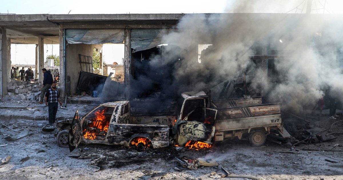 Sprengfahrzeug explodiert vor Polizeistation in Belfast