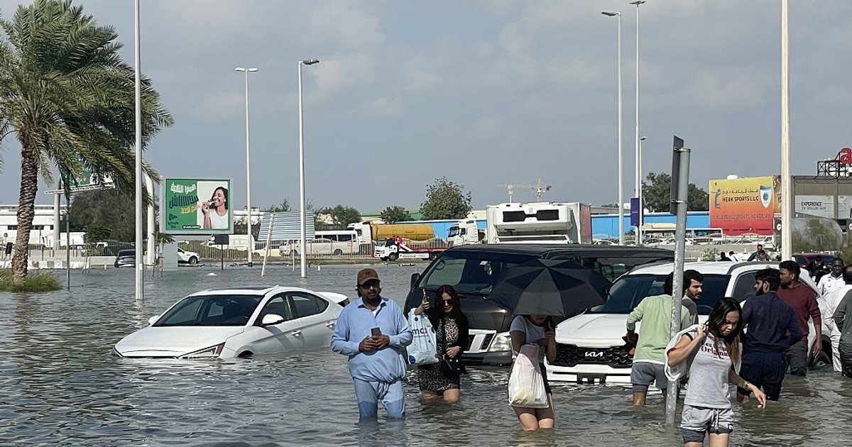 Heavy rains in the UAE disrupt residents' movement