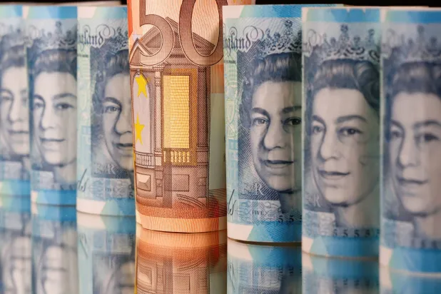 الجنيه الإسترليني يسجل مكاسب كبيرة مقابل اليورو