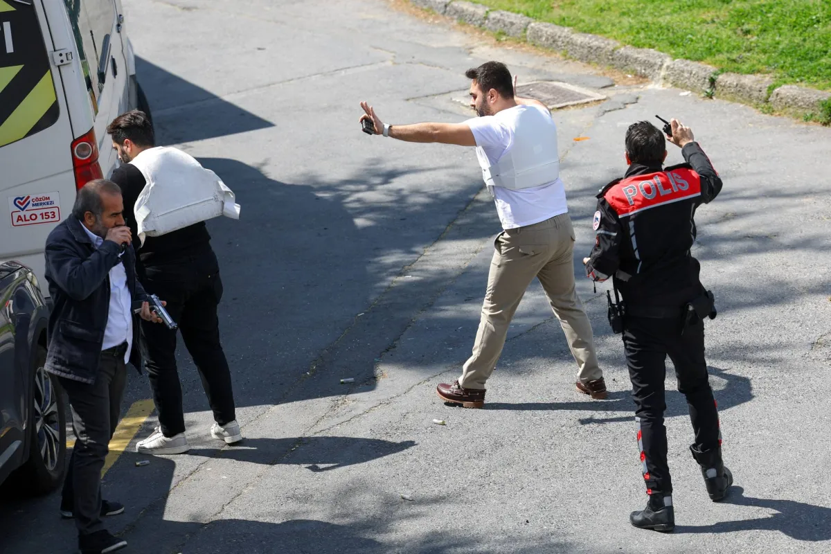 مقتل 3 وإصابة شرطيين في هجوم قرب قنصلية إسرائيل بإسطنبول