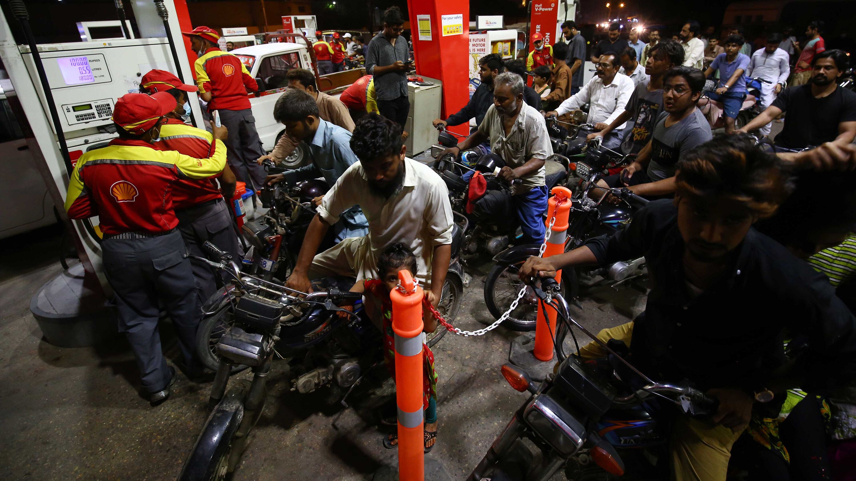 أزمة الوقود في باكستان وإغلاق الأسواق