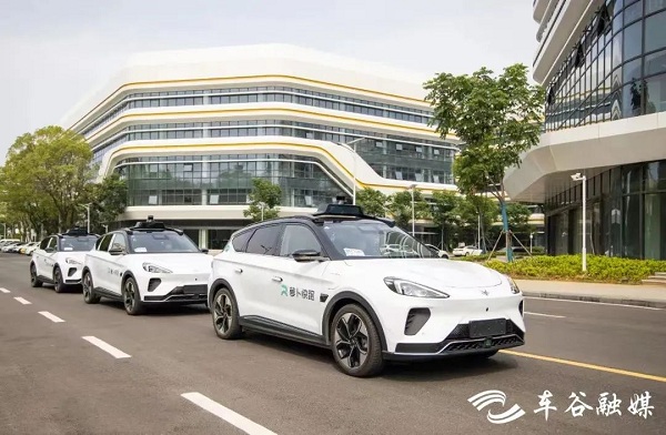 تعطل سيارات الأجرة الذاتية في ووهان: مخاوف جديدة حول السلامة