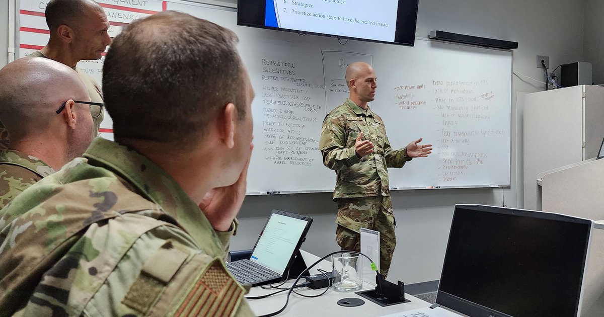 الملك يشيد بجهود طياري سلاح الجو الأردني