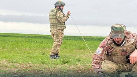 Démantèlement d'un champ de mines près de la route M4