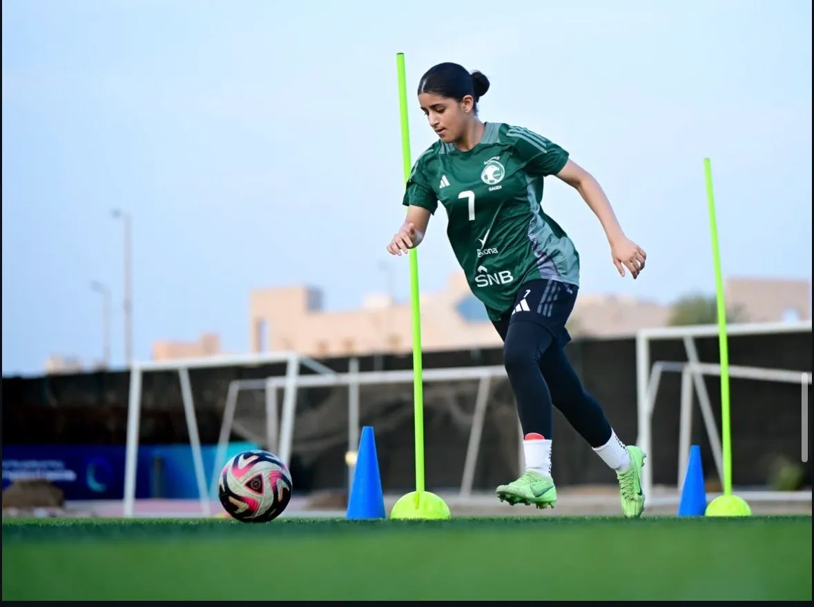 Saudi-Arabisches U15-Mädchenfußballteam startet Trainingslager