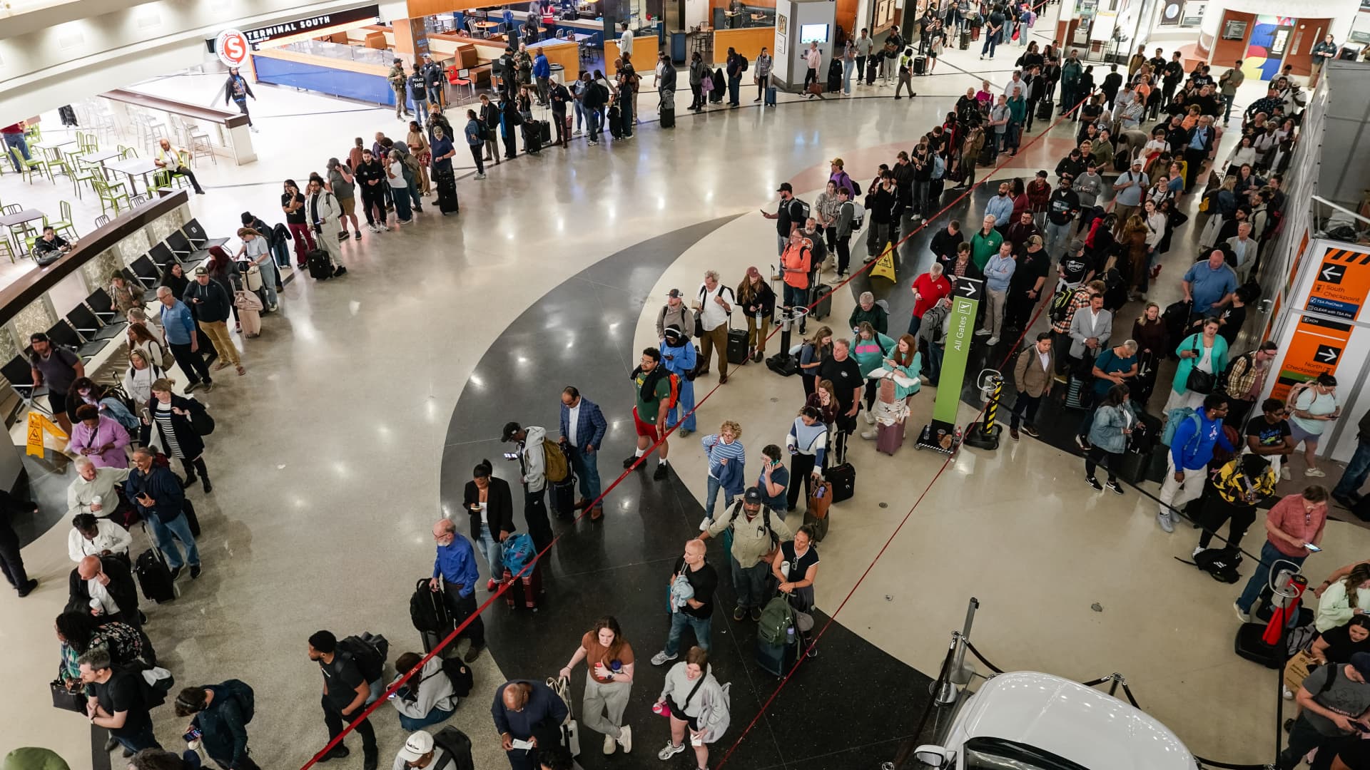 Trump envisage d'envoyer la Garde nationale aux aéroports