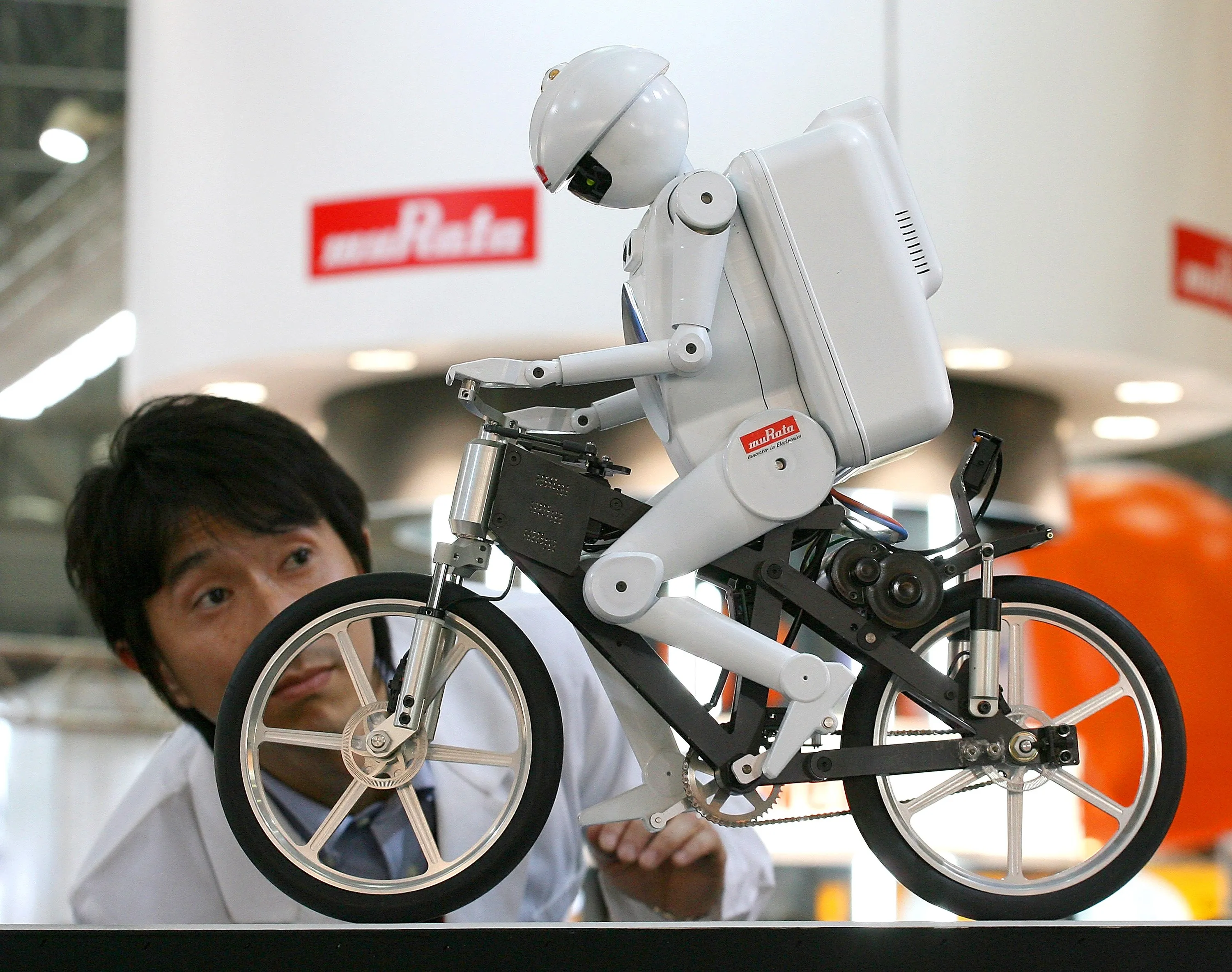 حادثة صادمة: روبوت يصفع طفلًا أثناء ركوب الدراجة