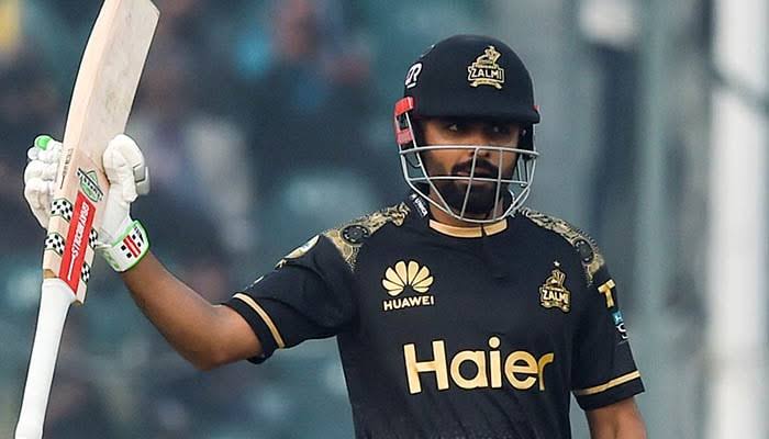 بابر عزام يقود زلمي إلى نهائي الدوري الباكستاني