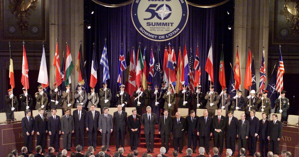 ترامب يستنكر تقاعس الناتو خلال اجتماع مع أمينه العام