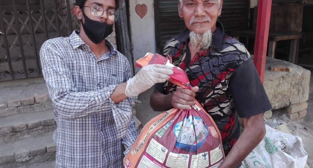 مراقبة توزيع الغذاء المجاني في إندونيسيا