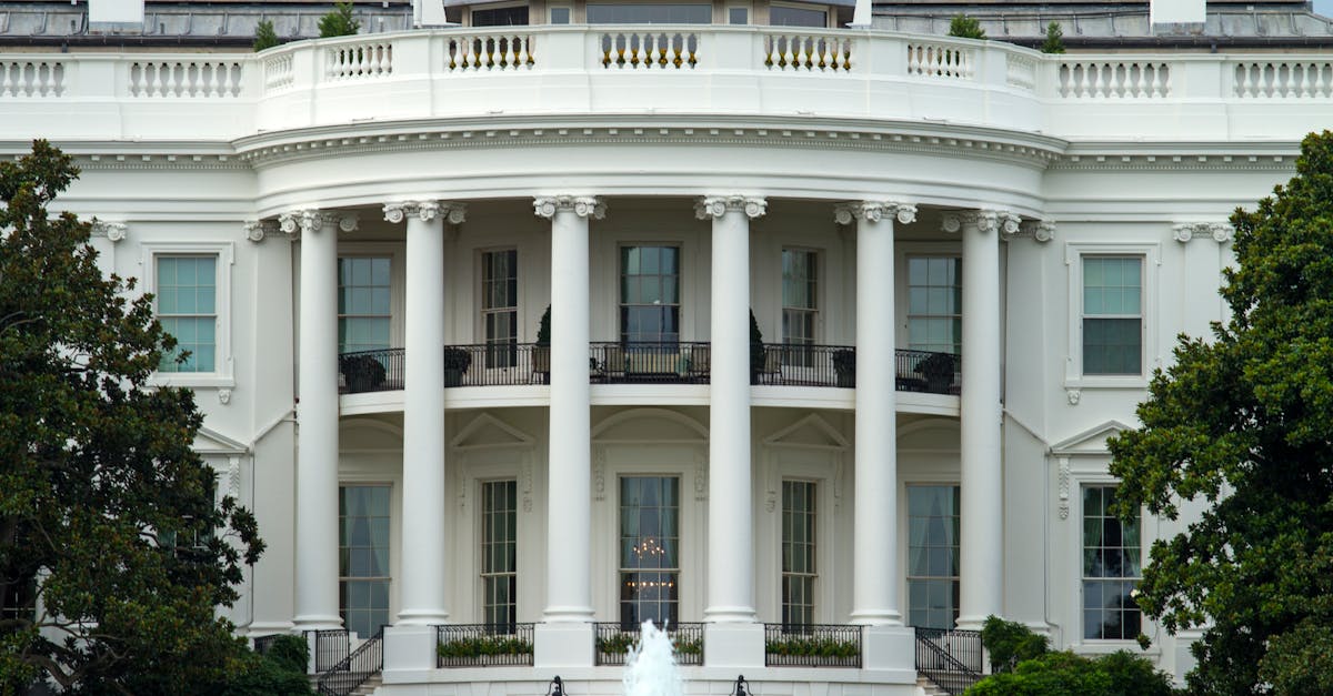 ترامب يعلق الهجمات على إيران بشرط فتح مضيق هرمز