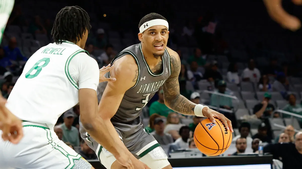 Joueur de basketball s'engage à participer à la finale NCAA