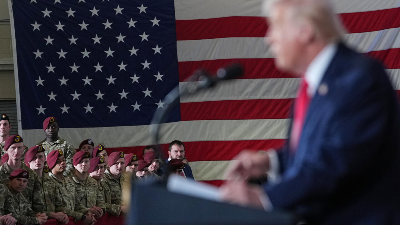 ترامب يعلق قصف إيران مقابل فتح مضيق هرمز