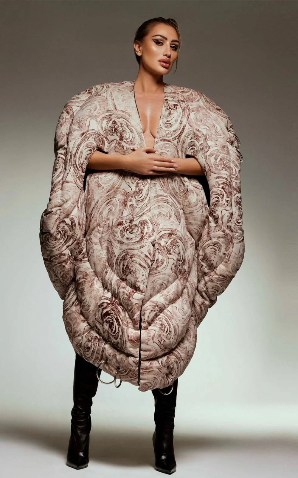 مايا دياب بفستان جريء: فن أم مبالغة؟