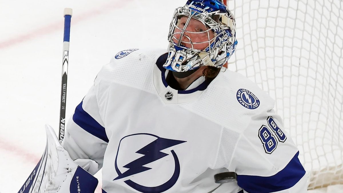 تحقيقات NHL بعد إصابة لاعب Lightning