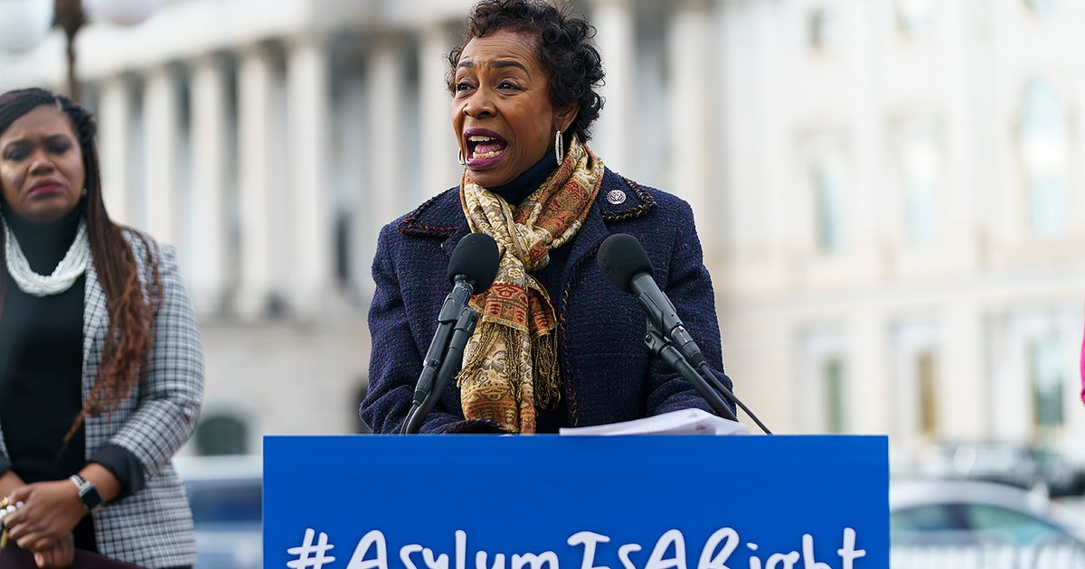 احتيالات الذكاء الاصطناعي على تيك توك