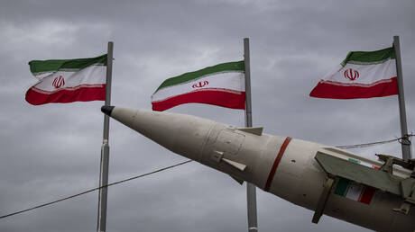 سلاسل بشرية في إيران تندد بتهديدات ترامب