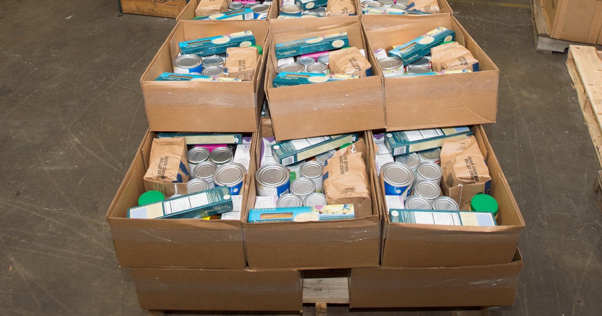 Distribution de colis alimentaires à Jakarta pour la sécurité alimentaire