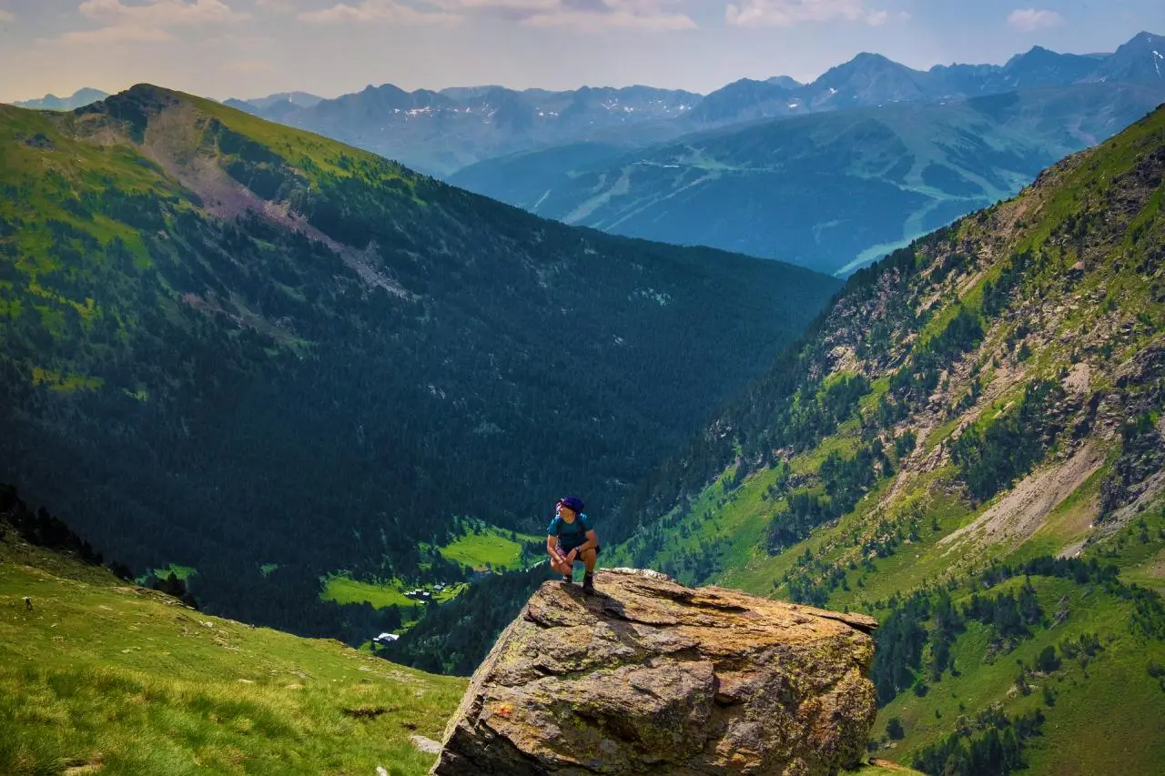 ماكرون في أندورا: زيارة تاريخية ومناقشات حساسة