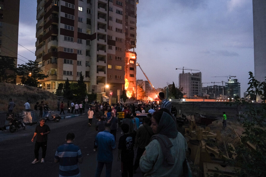 İsrail ordusu Tahran'a füze saldırıları düzenliyor