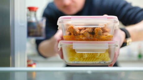 د یخچال کې د خوراکي پاتې شوني ذخیره کولو خطرونه