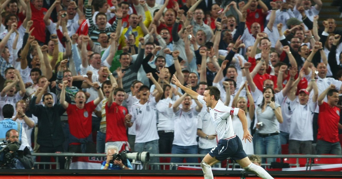 White recebe vaias após gol em Wembley